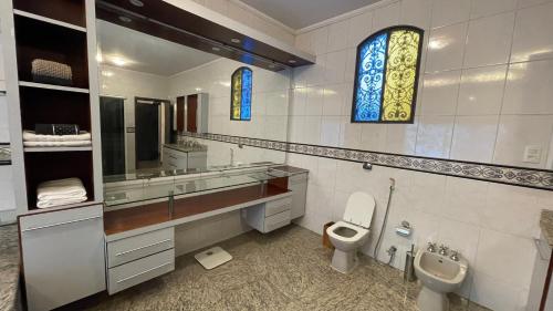 Bilik mandi di Mansão na Lapa