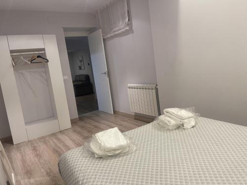 a bedroom with two beds with white sheets at ENCANTO CUENCA Balcones De La Historia in Cuenca
