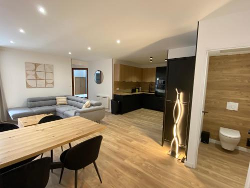 un salon avec une table et un canapé dans l'établissement Madonna Élégance, proche sanctuaire, 95m2, à Lourdes