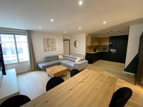 un salon avec un canapé et une table dans l'établissement Madonna Élégance, proche sanctuaire, 95m2, à Lourdes