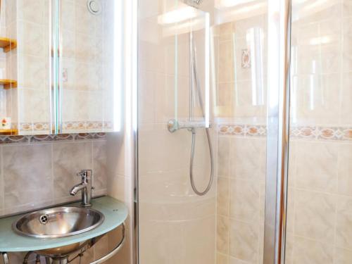 une salle de bain avec douche et lavabo dans l'établissement Résidence LE BASTION I - 2 Pièces pour 5 Personnes MAE-9844, à Aime La Plagne