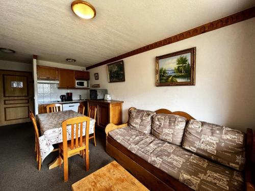 un salon avec un canapé et une table dans l'établissement Résidence Argentiere - Appartement 2 pièces pour 4/6 personnes MAE-3864, aux Menuires