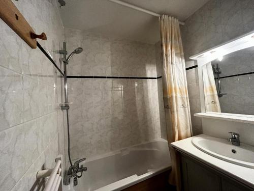 une salle de bain avec une douche, une baignoire et un lavabo dans l'établissement Résidence Argentiere - Appartement 2 pièces pour 4/6 personnes MAE-3864, aux Menuires