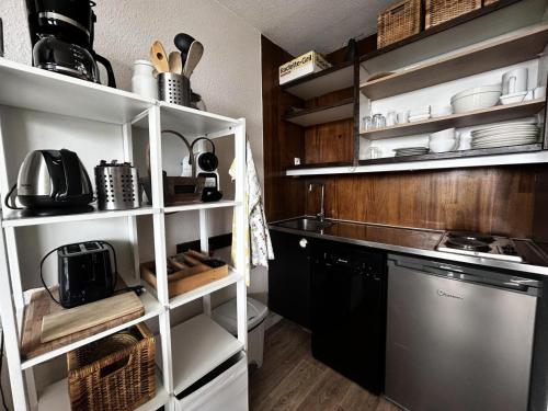 une cuisine avec un évier et un lave-vaisselle dans l'établissement Résidence Combes - Studio 3 personnes à Brelin MAE-6044, aux Menuires