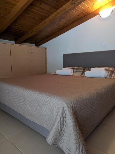 Ένα ή περισσότερα κρεβάτια σε δωμάτιο στο Samaras Apartments in Kamena Vourla