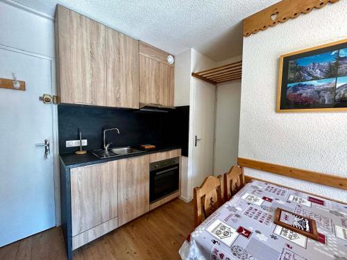 Appartement économique 4 pers aux Menuires, 2 pièces, balcon, casier à skis - FR-1-452-165