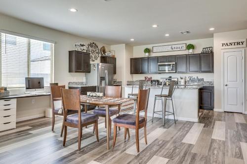 Dapur atau dapur kecil di Cozy Buckeye Home with Patio and Fire Pit!