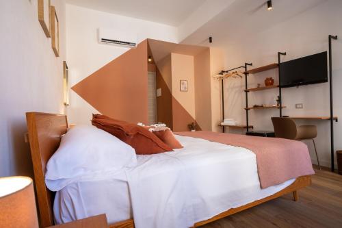 a bedroom with a large bed with a large mirror at Il Colibrì in Cefalù