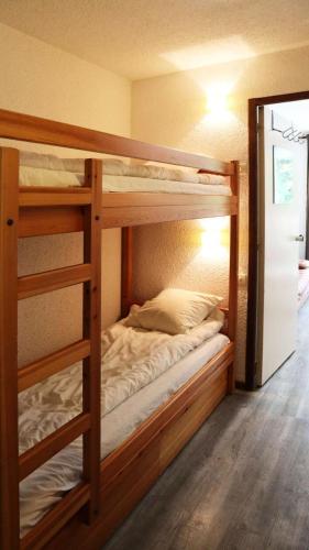 quelques lits superposés dans une chambre dans l'établissement Résidence Le Pouzenc - Studio équipé pour 4 personnes MAE-0501, aux Orres