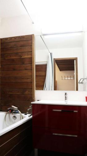 une salle de bain avec un lavabo et un miroir dans l'établissement Résidence Le Pouzenc - Studio équipé pour 4 personnes MAE-0501, aux Orres