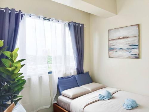 Llit o llits en una habitació de Rustic Retreat in Mactan Newtown