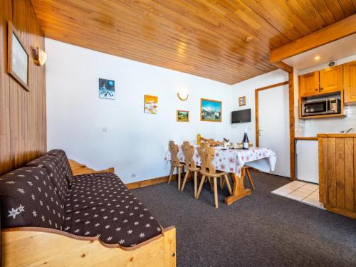 un salon avec une table et une cuisine dans l'établissement Résidence Savoy - Appartement confortable·Ski aux pieds MAE-4994, à Tignes