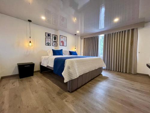 Postel nebo postele na pokoji v ubytování Hotel Embajada 44