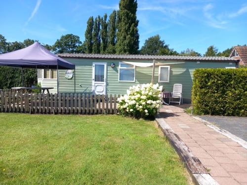 Gallery image of Locatie Het Knooppunt Engelse Chalet in Nuis