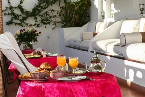 マラケシュにあるダール ワルダの赤いテーブルクロスと食べ物と飲み物