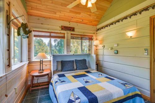 Postel nebo postele na pokoji v ubytování Warm and Cozy Clayton Cabin Near St Lawrence River!
