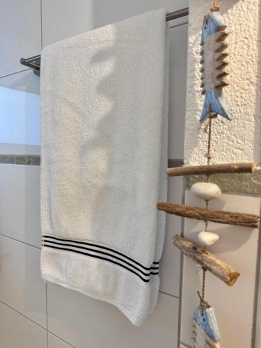 a towel hanging on a rack in a bathroom at THE PANAMERICANA, Air-Conditioned, 4K HD TV, Bose, Lounge in Riedstadt