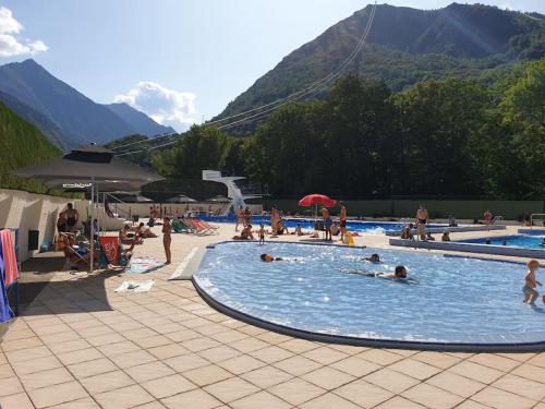 un groupe de personnes dans une piscine dans l'établissement CosyLary T3 Pic Lumière 3 étoiles 5 diamants et terrasse avec vue sur les montagnes, à Saint-Lary-Soulan