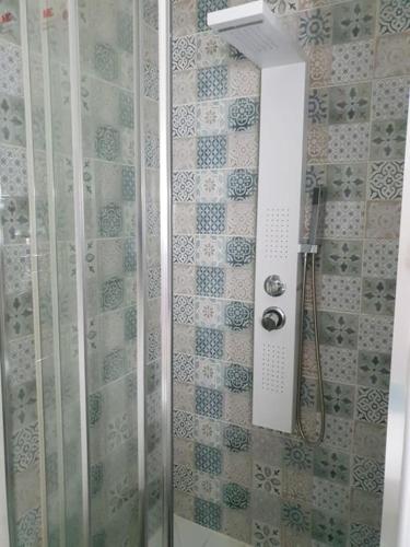 une douche avec une porte vitrée dans une salle de bain dans l'établissement CosyLary T3 Pic Lumière 3 étoiles 5 diamants et terrasse avec vue sur les montagnes, à Saint-Lary-Soulan