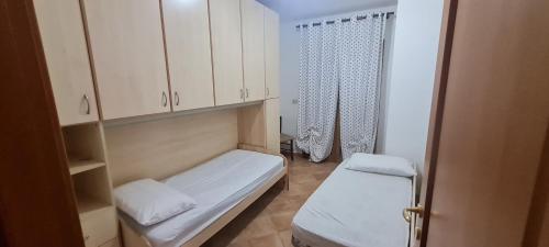 a small room with a bed and a shower at Casa vacanza 70 mq in Valledoria