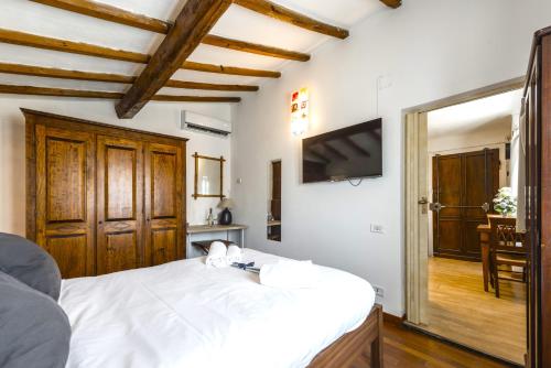 Televisyen dan/atau pusat hiburan di Hostly - La Spina Suite Apartment
