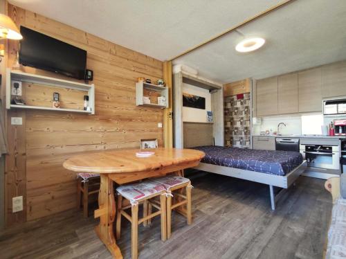 Cette chambre comprend une table et un lit. dans l'établissement Résidence Cerro Torre - Studio proche des pistes - Plagne centre MAE-9934, à Aime La Plagne