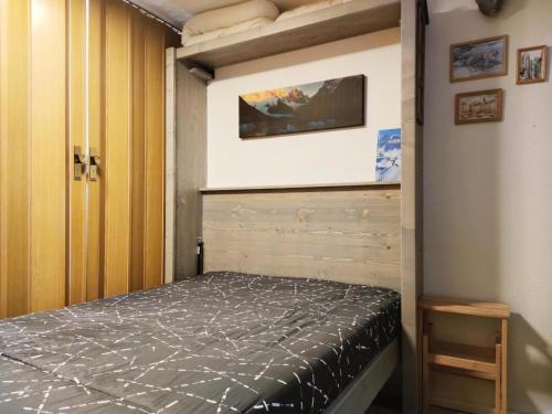 une petite chambre avec un lit dans une pièce dans l'établissement Résidence Cerro Torre - Studio proche des pistes - Plagne centre MAE-9934, à Aime La Plagne
