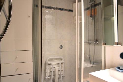 La salle de bains est pourvue d'une douche et d'une chaise. dans l'établissement Résidence Cerro Torre - Studio proche des pistes - Plagne centre MAE-9934, à Aime La Plagne
