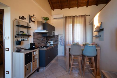 una cucina con un bancone e sgabelli in una stanza di Mariella sul borgo a Ronciglione