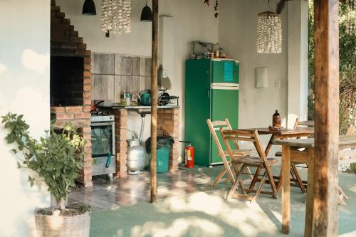 cocina con mesa y nevera verde en Coliving Porto de Galinhas, en Porto de Galinhas