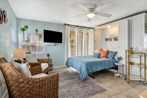 Una televisión o centro de entretenimiento en The Seashell Suite with Private Balcony and Walk to Beach