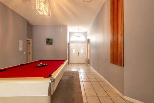 Biliár nebo kulečník v ubytování Tropical Escape with Relaxing Pool & Palm Breezes