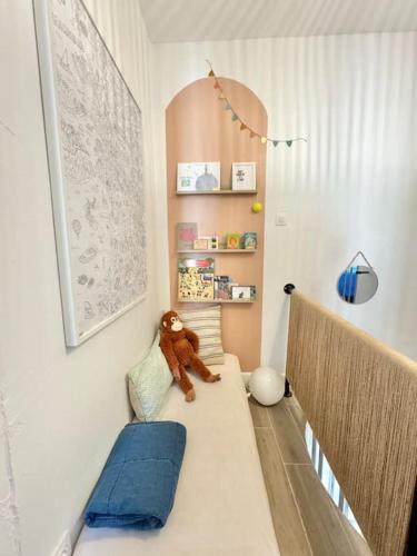 - un ours en peluche assis sur un lit dans une pièce dans l'établissement Duplex au coeur de Cotignac, à Cotignac