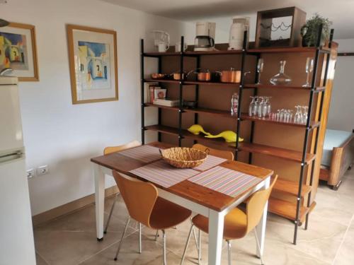 a dining room with a table and some shelves at Los Cactus in Santa Cruz de Tenerife