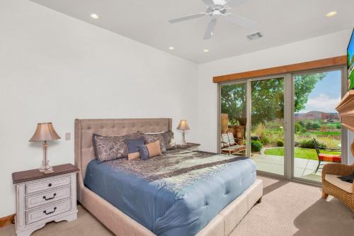 Ένα ή περισσότερα κρεβάτια σε δωμάτιο στο Coral Ridge 1889 Golf Course View, Spacious yard