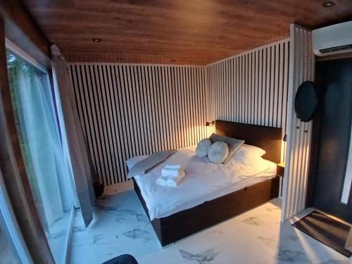 a bedroom with a bed with two teddy bears on it at Raadivere Põllupeegel in Raadivere