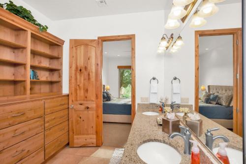 Χώρος καθιστικού στο Coral Ridge 1889 Golf Course View, Spacious yard