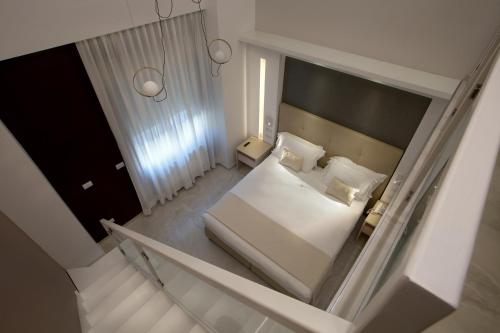 an overhead view of a bedroom with a bed and stairs at Montespina Park Hotel in Naples