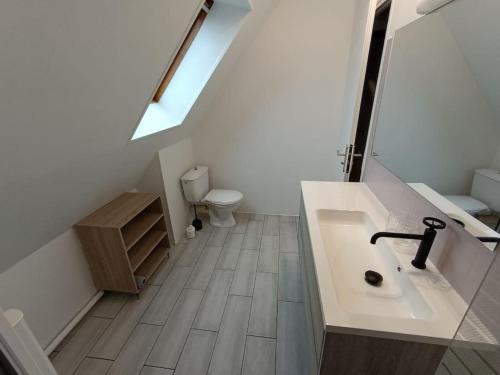 une salle de bain avec un lavabo et des toilettes dans l'établissement La Dinannaise, à Étel