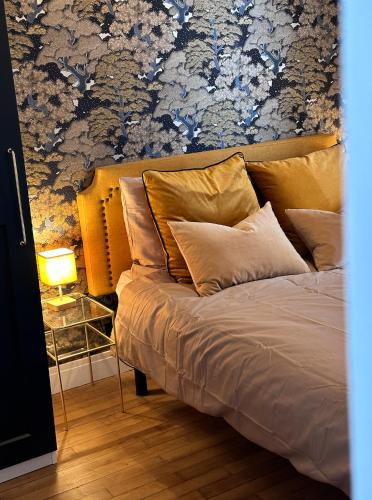 Giường trong phòng chung tại L Appartement - Siam vue Capucins