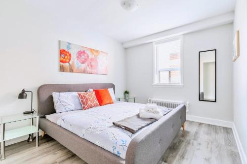 Postel nebo postele na pokoji v ubytování Cozy 1BR Apartment in Corktown Hamilton