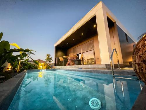 Kolam renang di atau dekat dengan PhySea Villa