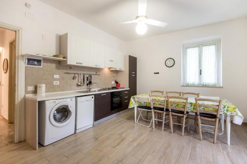 eine Küche und ein Esszimmer mit einem Tisch und einer Waschmaschine in der Unterkunft Appartamento Cittadella 39 in Florenz