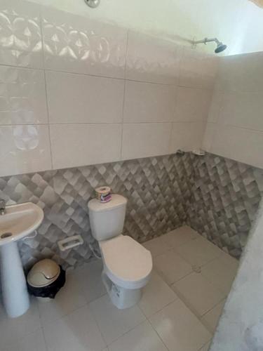 a bathroom with a toilet and a sink at cabañas Brisas del mar el valle in Bahía Solano