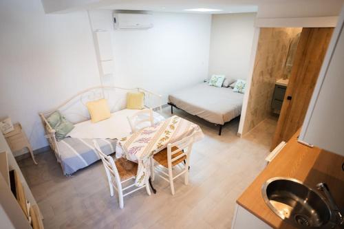 een kleine kamer met een tafel en een bed bij Appartement L'île Verte à la Ciotat in La Ciotat