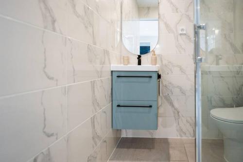 een badkamer met een toilet, een wastafel en een spiegel bij Appartement L'île Verte à la Ciotat in La Ciotat