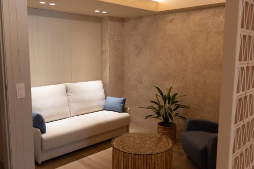 a living room with a couch and a table at XULOS Rooms & Suites in Peñíscola