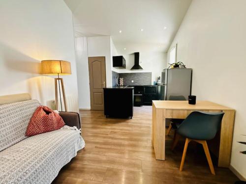 Un dormitorio con una cama y un escritorio y una cocina. en Rey - T2 terrasse, Cœur de ville, en Saint-Maximin-la-Sainte-Baume