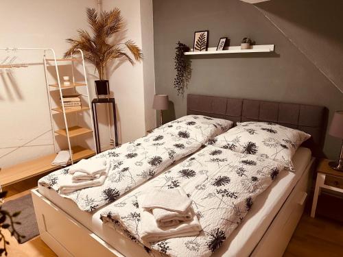 Postel nebo postele na pokoji v ubytování Gemütliche Dachgeschosswohnung