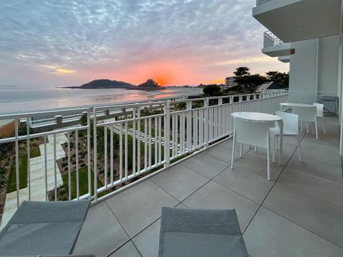 Photo de la galerie de l'établissement ROUZIC T4, Luxury 4 bedroom Apartment Breathtakin, à Trébeurden